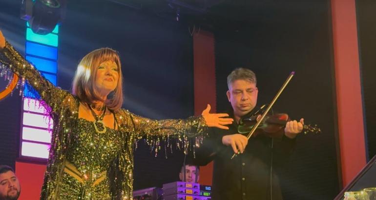 72 yaşında sahneye çıkan Gülden Karaböcek, 43 yıl önce izdiham yaşanan Londra konserini unutamıyor