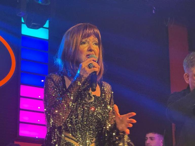 72 yaşında sahneye çıkan Gülden Karaböcek, 43 yıl önce izdiham yaşanan Londra konserini unutamıyor