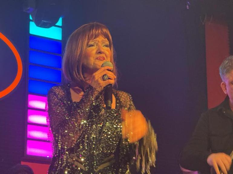72 yaşında sahneye çıkan Gülden Karaböcek, 43 yıl önce izdiham yaşanan Londra konserini unutamıyor
