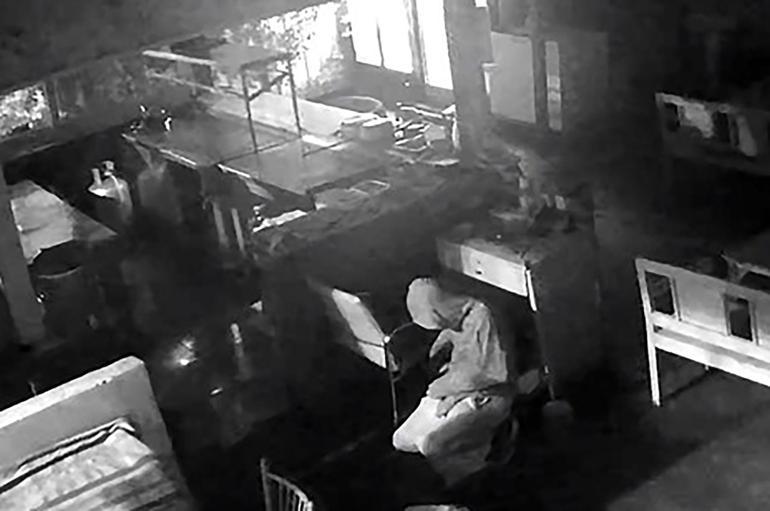 Tost yiyip, portakal suyu içtiği büfeden 10 bin lira ve cep telefonu çaldı