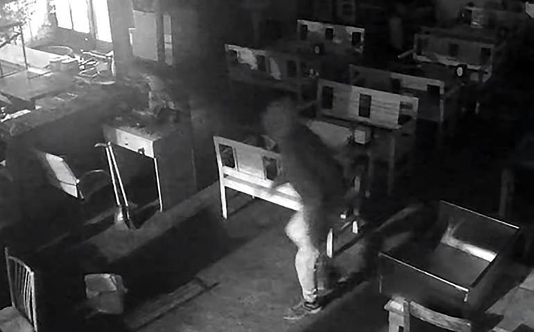 Tost yiyip, portakal suyu içtiği büfeden 10 bin lira ve cep telefonu çaldı