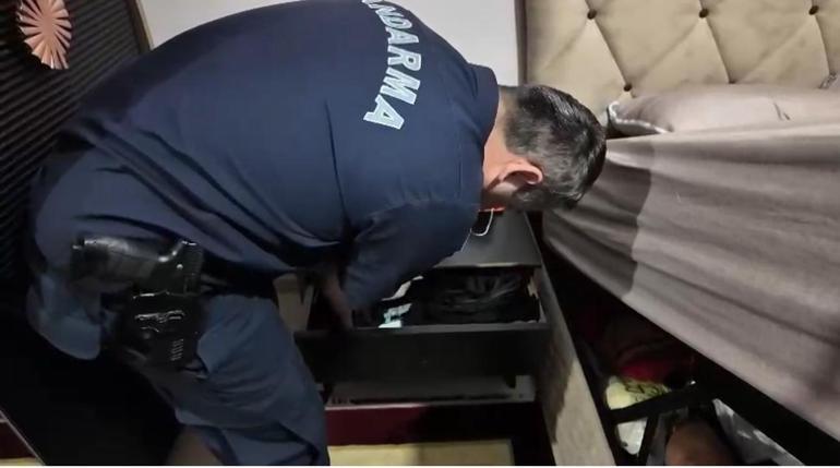 Sahte kimliklerle kargo şirketi acentesi kurup uyuşturucu sevkiyatı yapan 9 şüpheli tutuklandı