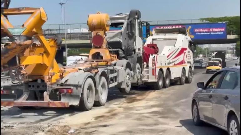 Küçükçekmece D-100 yan yolda devrilen beton mikseri kaldırıldı