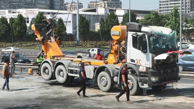 Küçükçekmece D-100 yan yolda devrilen beton mikseri kaldırıldı
