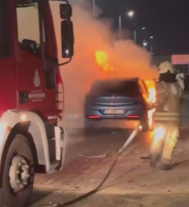 Kağıthane’de kaza yapan otomobil alev alev yandı: Sürücü yaralandı, araçta patlamalar oldu