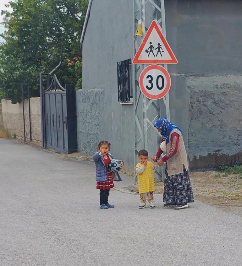 Otobüs şoförü, yolda gördüğü çocuğun topunu şişirdi; küçük kızın sevinci kamerada