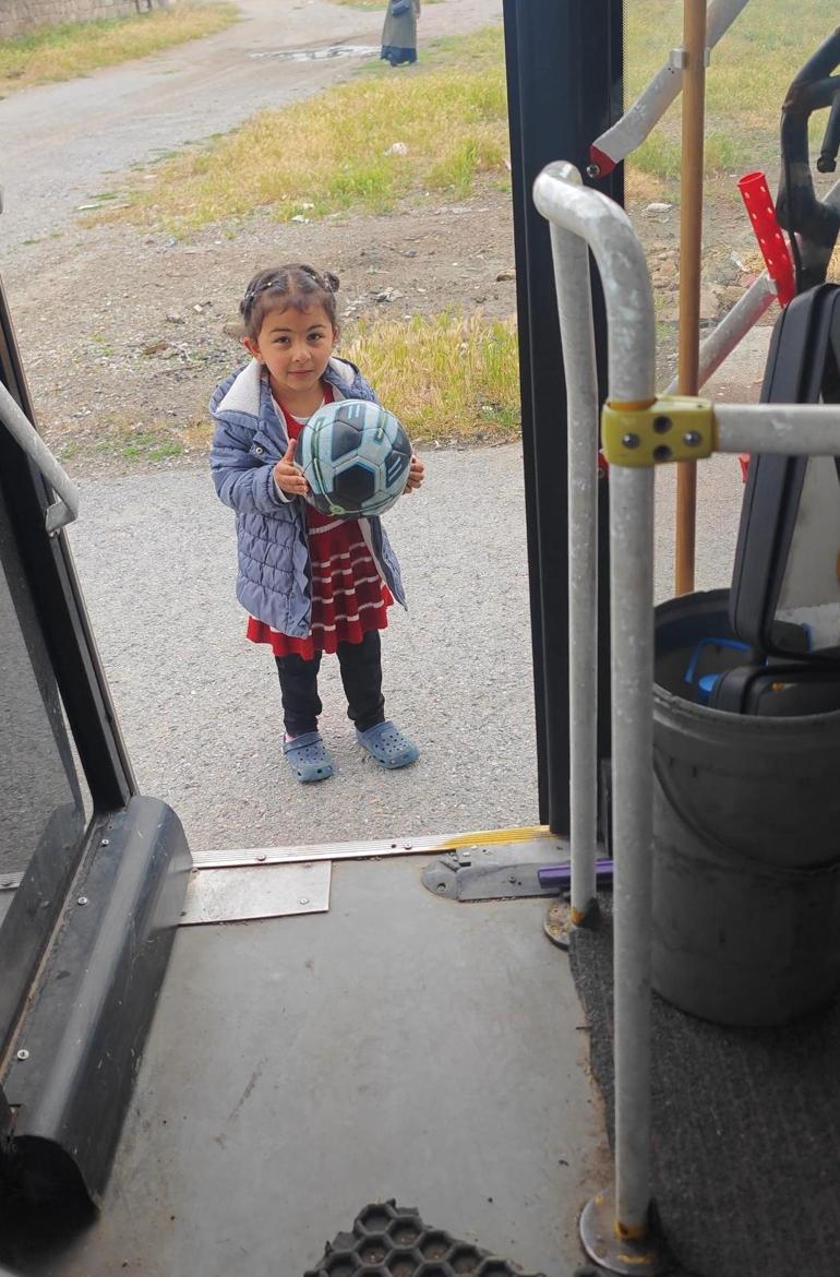 Otobüs şoförü, yolda gördüğü çocuğun topunu şişirdi; küçük kızın sevinci kamerada