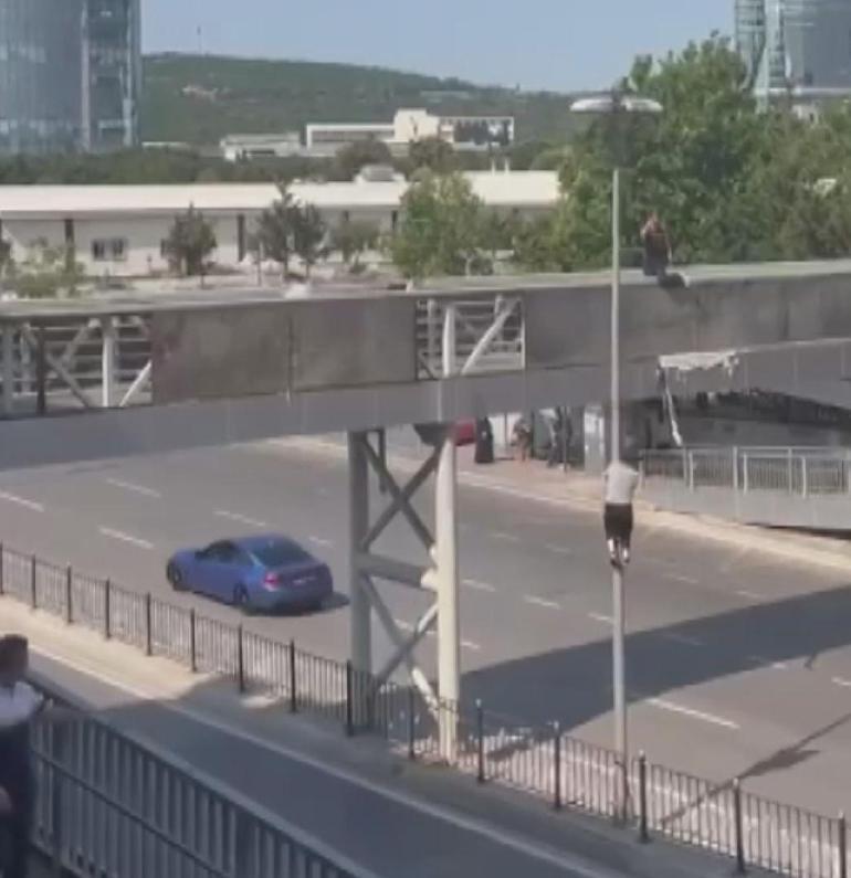 Kartal’da üst geçitten elektrik direğine atladı