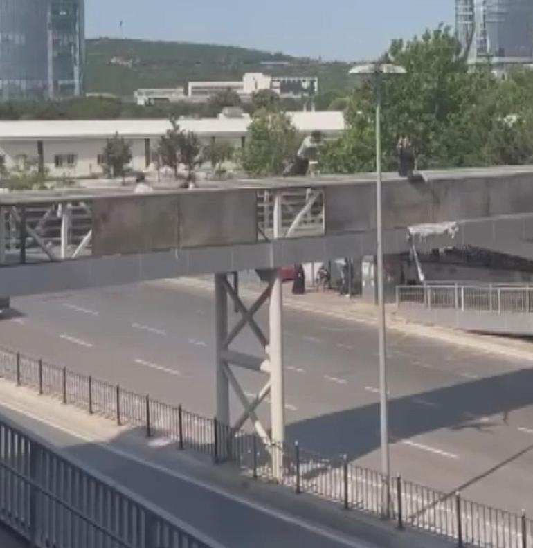 Kartal’da üst geçitten elektrik direğine atladı
