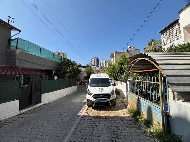 Kendisini ve 4 yaşındaki oğlunu jiletle yaraladı