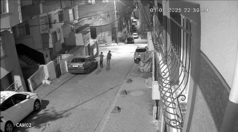 Küçükçekmecede evin balkonuna torpil atan çocuklar kamerada