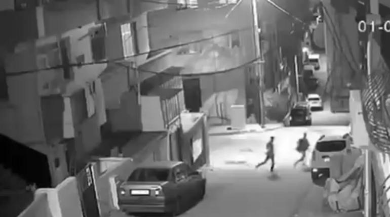 Küçükçekmecede evin balkonuna torpil atan çocuklar kamerada