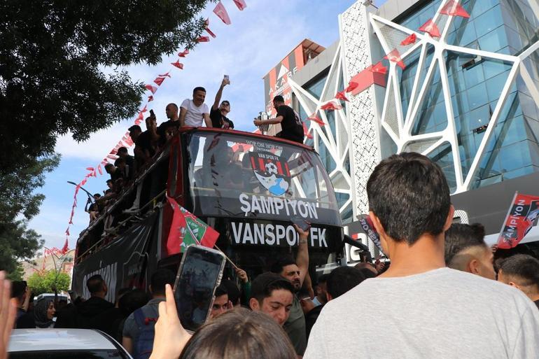 25 yıl sonra 1inci Lige çıkan Van Spordan coşkulu kutlama