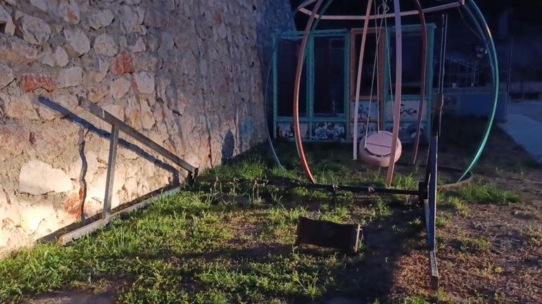 Parkta sallanırken devrilen demir salıncağın altında kalan Yağız hayatını kaybetti