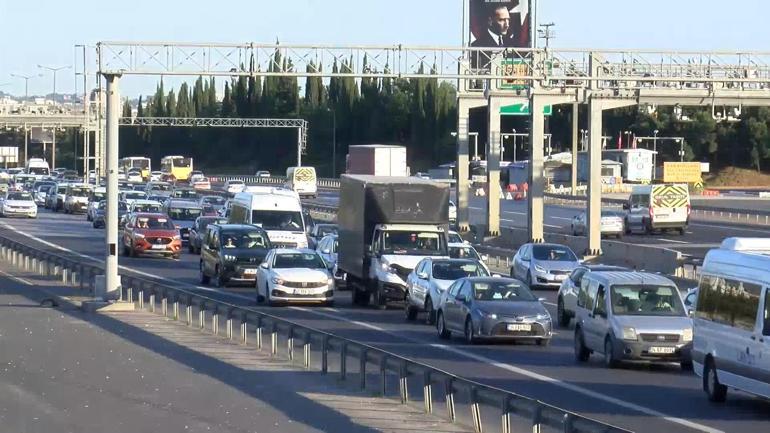 İstanbulda sabah yola çıktılar; TEM Otoyolunda trafik oluştu