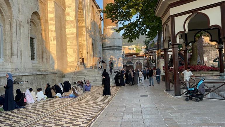 Bursada bayram namazını Ulu Camiinde kıldılar; avlular doldu
