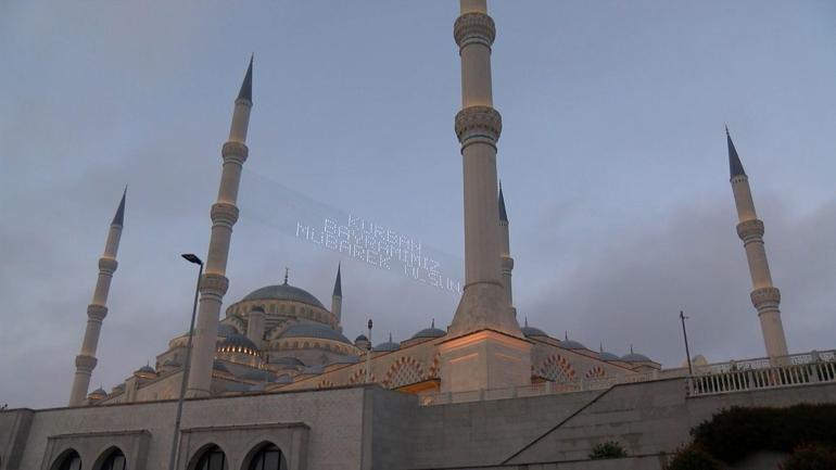 Çamlıca Camii’nde bayram namazı kılındı
