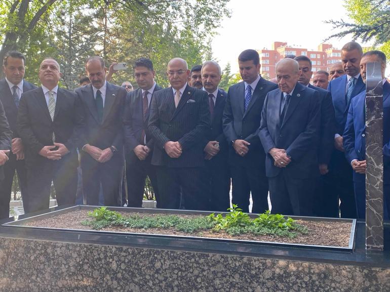 Bahçeli, Türkeşin mezarını ziyaret etti
