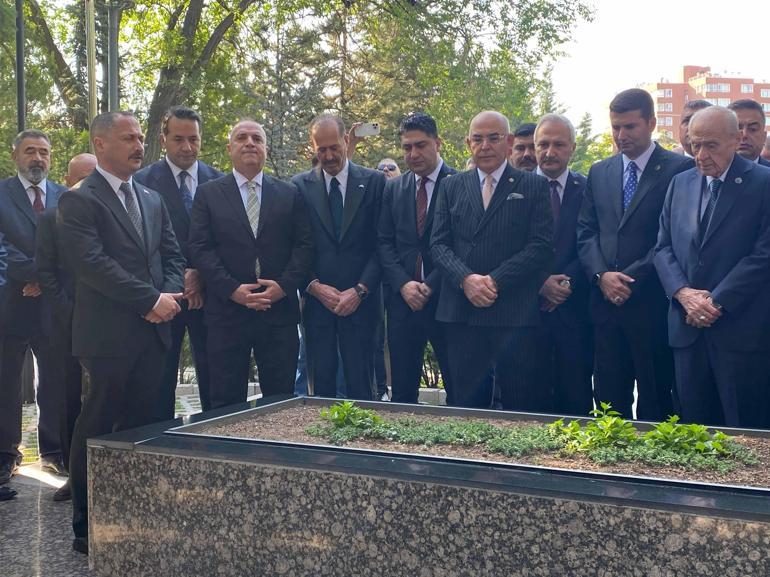 Bahçeli, Türkeşin mezarını ziyaret etti