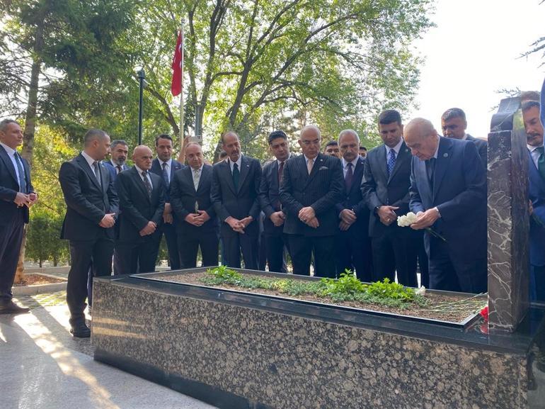 Bahçeli, Türkeşin mezarını ziyaret etti