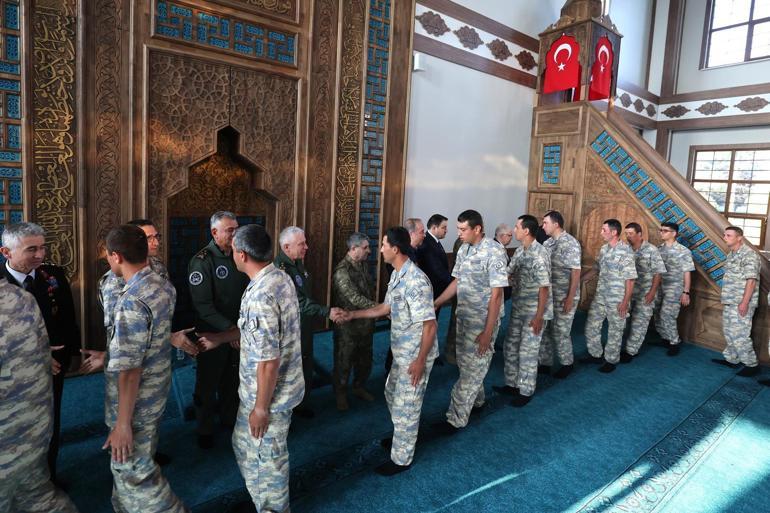 Bakan Güler, Kütahyada Mehmetçikle bayramlaştı