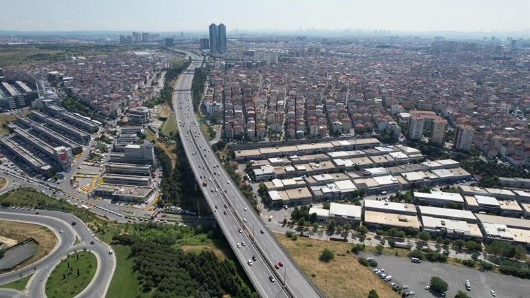 Bayramın ilk gününde boş kalan yollar havadan görüntülendi