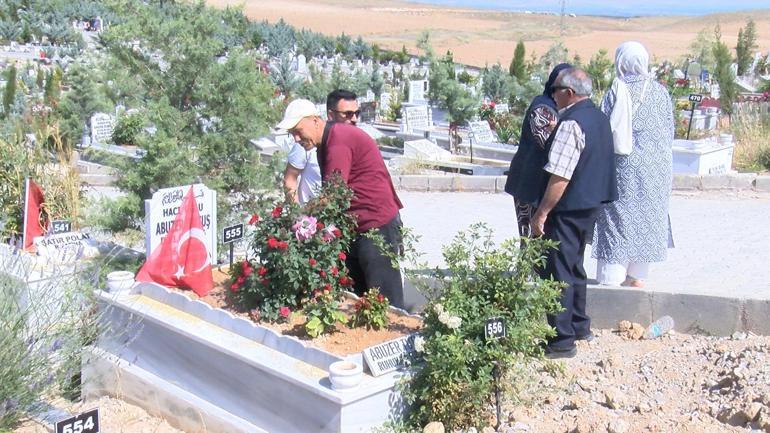 Malatya Deprem Şehitliğinde buruk bayram