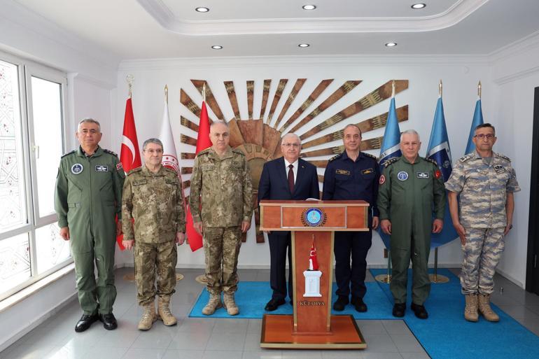 Bakan Güler, Kütahyada Mehmetçikle bayramlaştı