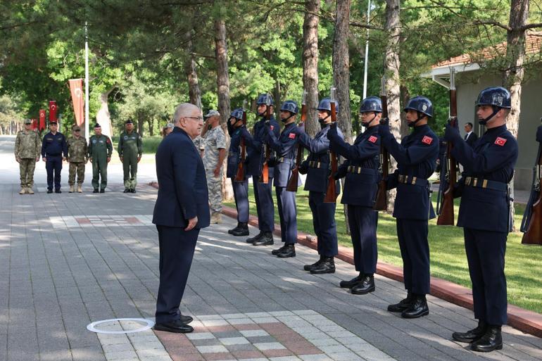 Bakan Güler, Kütahyada Mehmetçikle bayramlaştı