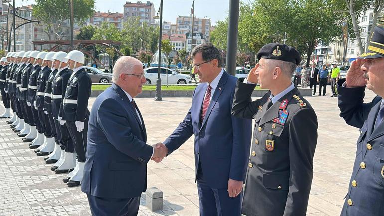 Bakan Güler, Kütahyada Mehmetçikle bayramlaştı