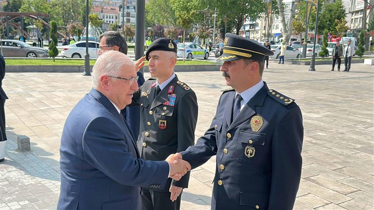Bakan Güler, Kütahyada Mehmetçikle bayramlaştı