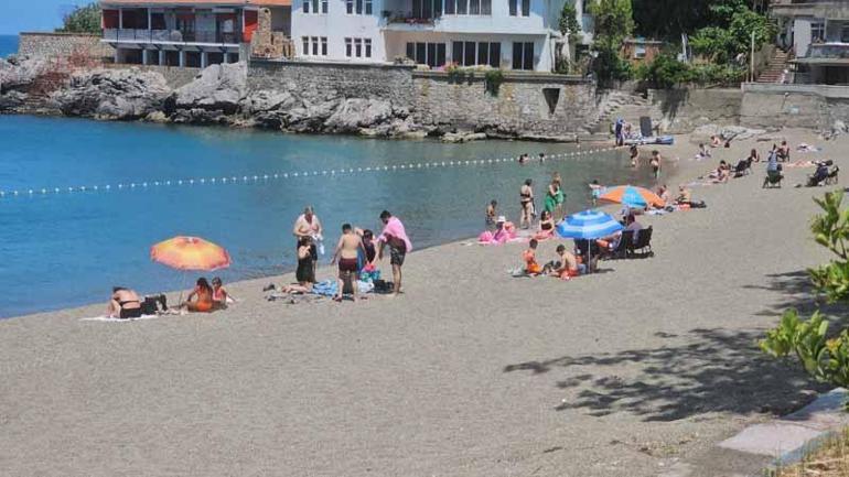 Bayramın ilk günü sahile akın ettiler