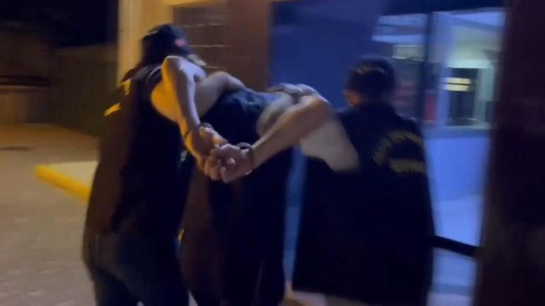 Fatihte tartıştığı kişiyi bıçakladı, başında bekleyip cep telefonunu çalıp kaçtı