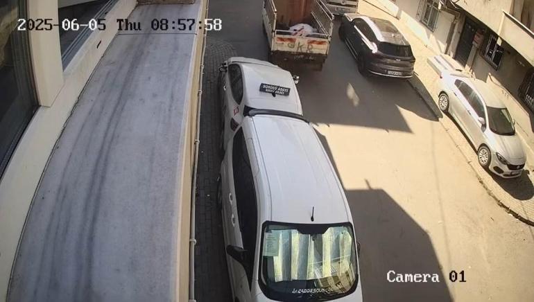 Avcılarda geri manevra yapan kamyonet otomobile çarpıp kaçtı