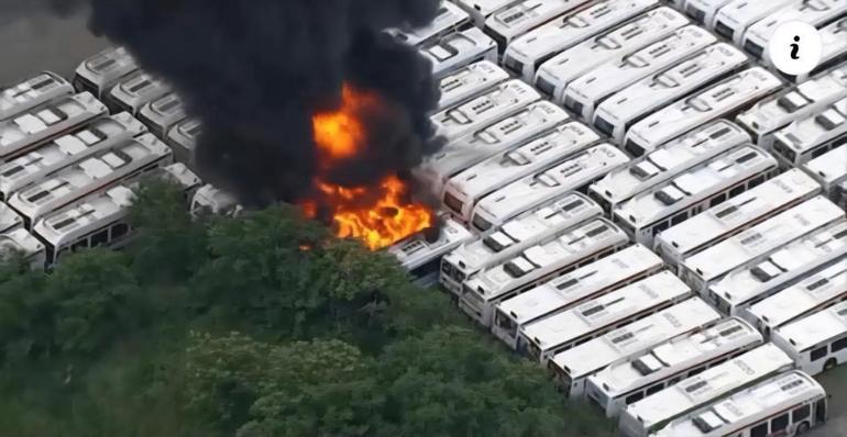 ABD’de garajdaki 40 hurda otobüs yandı