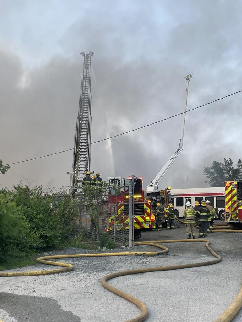 ABD’de garajdaki 40 hurda otobüs yandı