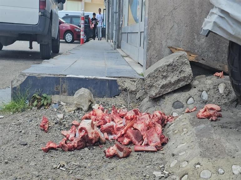 Eti temizlenen yağ ve kemikler sokağa bırakıldı