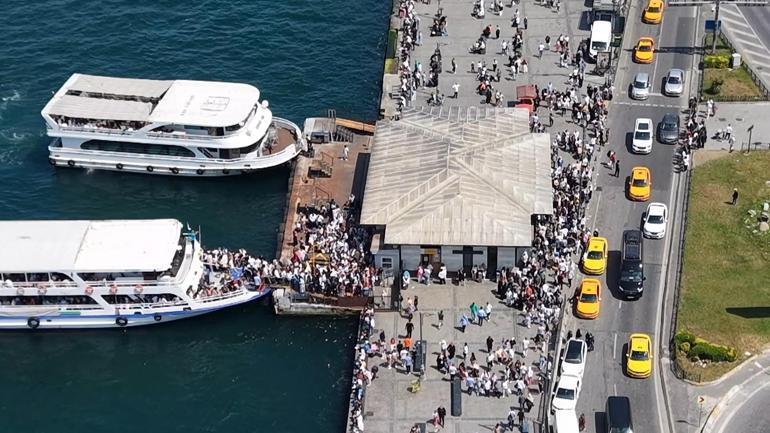 Eminönünde bayram yoğunluğu havadan görüntülendi