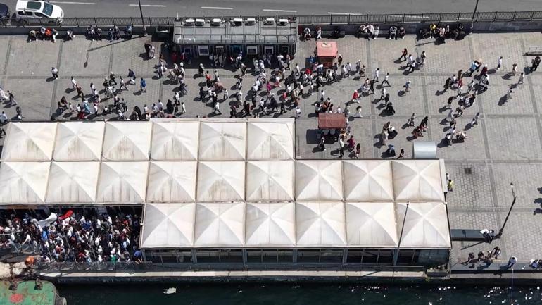 Eminönü'nde bayram yoğunluğu havadan görüntülendi