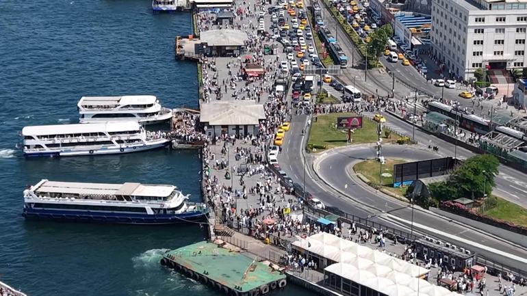 Eminönü'nde bayram yoğunluğu havadan görüntülendi