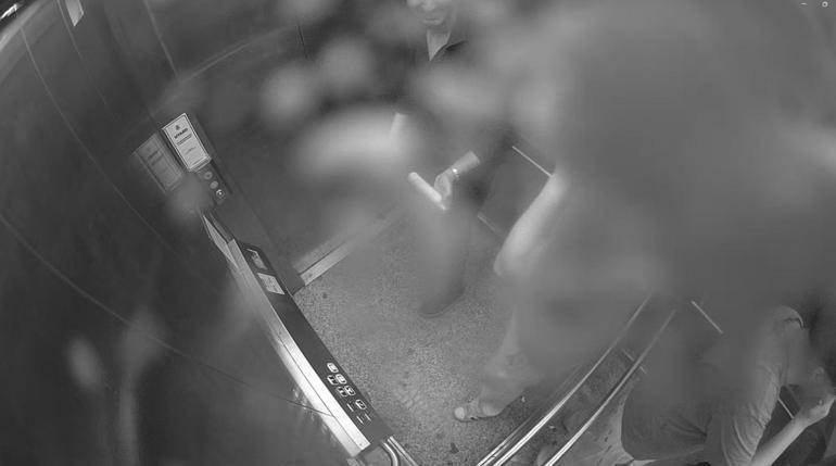 Asansörün güvenlik kamerasına köpük sıktı