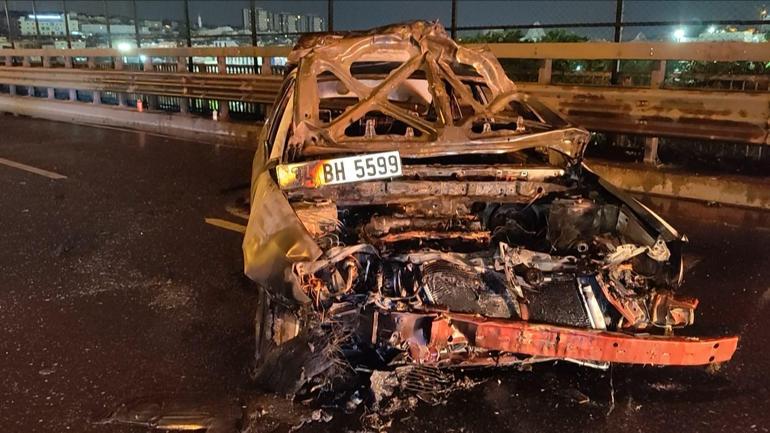 Bayrampaşada yayaya çarpmamak için bariyerlere çarpan otomobil alev aldı