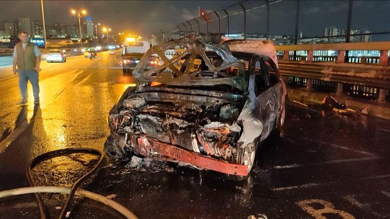 Bayrampaşada yayaya çarpmamak için bariyerlere çarpan otomobil alev aldı