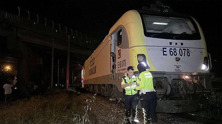 Yolcu treni, sürücüsünün raylara bırakıp kaçtığı otomobile çarptı