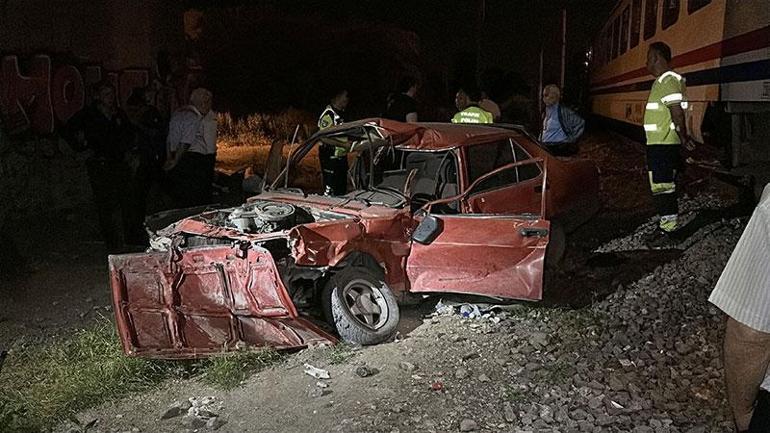 Yolcu treni, sürücüsünün raylara bırakıp kaçtığı otomobile çarptı