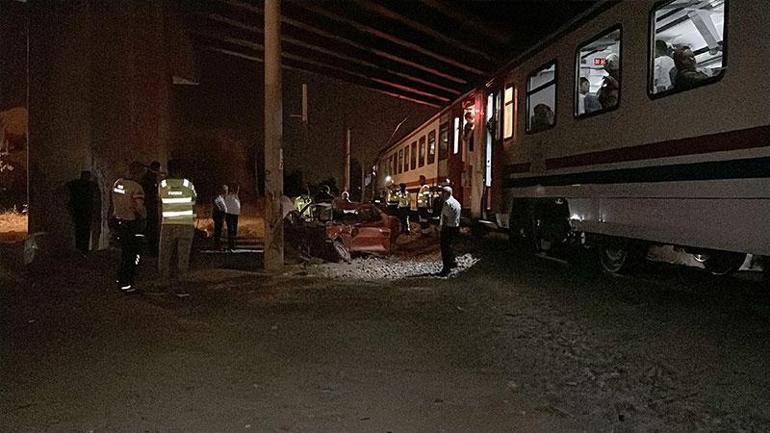 Yolcu treni, sürücüsünün raylara bırakıp kaçtığı otomobile çarptı