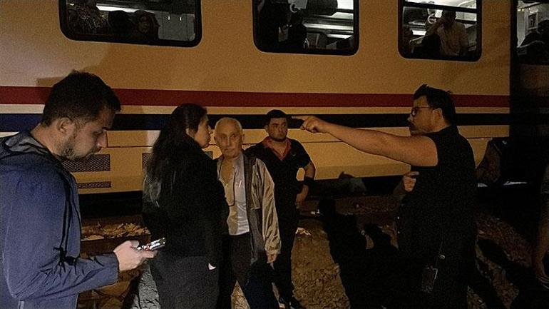 Yolcu treni, sürücüsünün raylara bırakıp kaçtığı otomobile çarptı