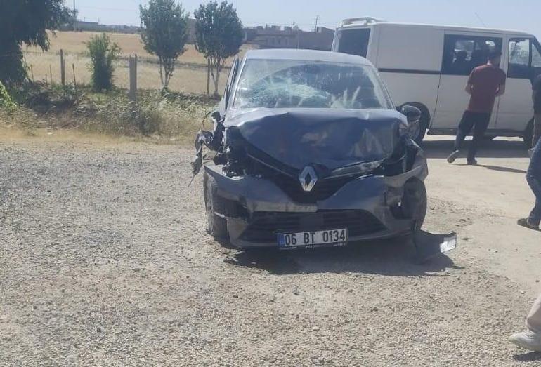 Otomobille çarpışan motosikletin sürücüsü öldü; kaza kamerada