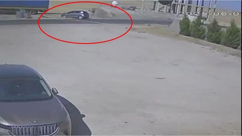 Otomobille çarpışan motosikletin sürücüsü öldü; kaza kamerada