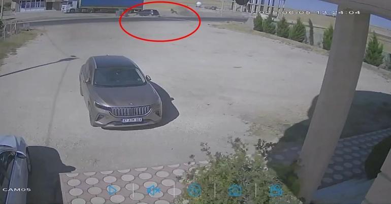 Otomobille çarpışan motosikletin sürücüsü öldü; kaza kamerada